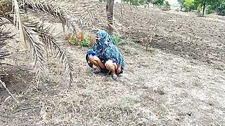 कोमल तुम ऐसे रोड पर मूत रही हो लोगो के लैंड खड़ा हो जाता है ना